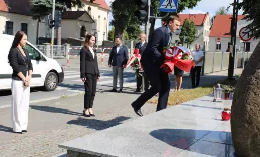 Złożenie kwiatów pod pomnikiem