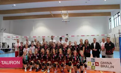 Giganci Siatkówki w hali sportowej w Bralinie