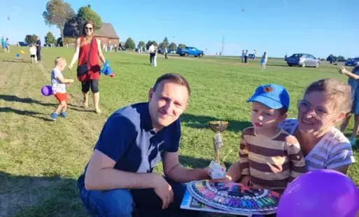 Wójt wręcza puchar małemu chłopcu