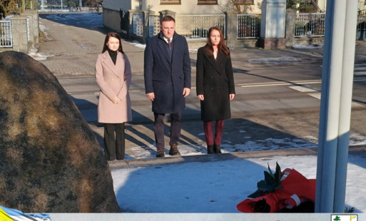 Złożenie kwiatów pod pomnikiem