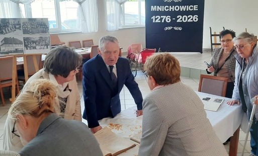 Mieszkańcy oglądają kroniki