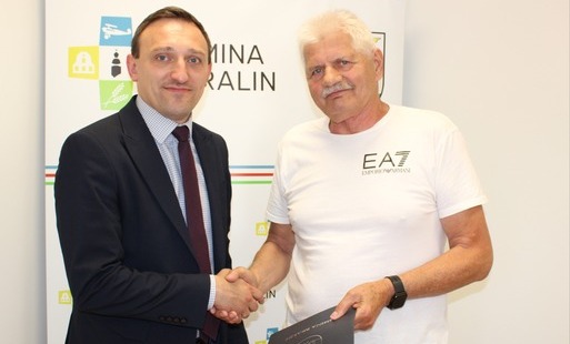 Dwóch mężczyzn podaje sobie dłoń