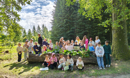 Uczestnicy wycieczki w Arboretum Leśnym
