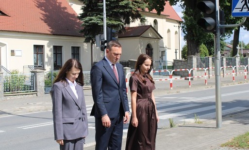 Przedstawiciele władz samorządowych gminy Bralin oddają hołd bohaterom