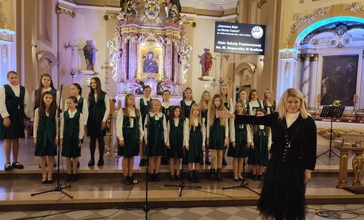 Chór Szkoły Podstawowej im. Mikołaja Kopernika w Bralinie podczas występu w kościele pw. św. Marcina w Kępnie