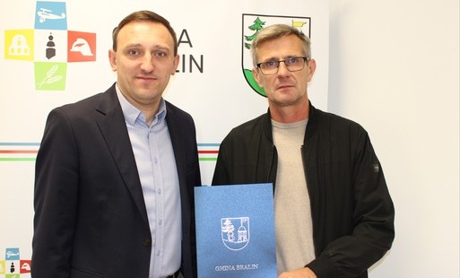 Podpisanie umowy- wójt Karol Wanzek i Daniel Heising