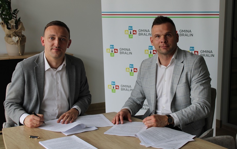 Gmina Bralin podpisuje umowy na przebudowę dróg gminnych